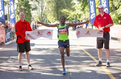 Kip Kangogo wins the 2018 Scotiabank Vancouver Half-Marathon. (Photo credit: Inge Johnson / Canada Running Series)