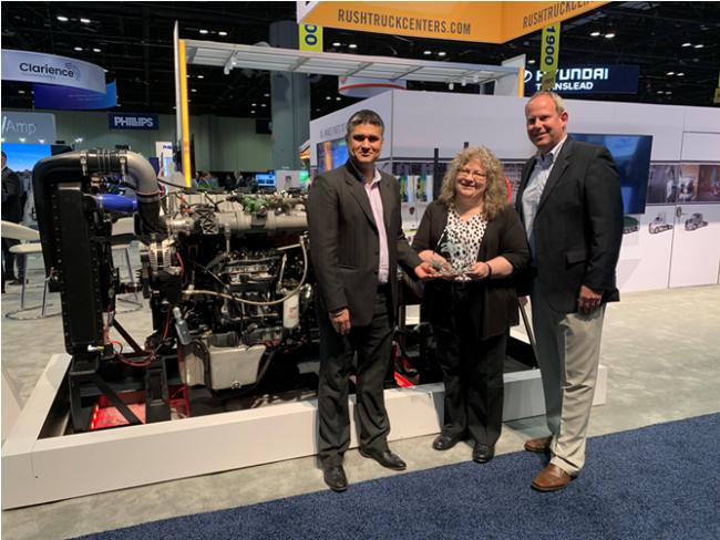 Puneet Jhawar (left) and Nick Roth (right) of Cummins accept the award from HDT’s Editor in Chief Deborah Lockridge (center) for the X15N, named one of HDT's 2022 Top 20 Products