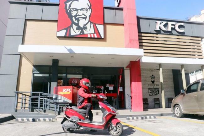Photo shows a KFC delivery rider using an e-bike at the Matalino branch in Quezon City. (STAR/ File)