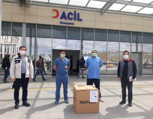 TürkTraktör employees delivering the supplies produced to local hospitals.