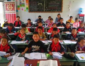 Students are attending class in Pengbuxi Primary School, Sichuan.