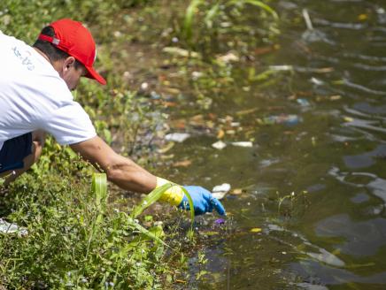 FPT Industrial volunteers clearing up the banks of Lagoa Boa Vista lake in Brazil.