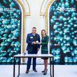 Dan Lambe, Arbor Day Foundation CEO (left) and Tara Dziedzic, Head of Listings - US Sectors, New York Stock Exchange (right) Dan Lambe, Arbor Day Foundation CEO (left) and Tara Dziedzic, Head of Listings - US Sectors, New York Stock Exchange (right)
