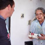 Meals on Wheels volunteer delivering meal during event in San Antoino.