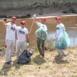 FPT Industrial employee volunteers collecting waste found on banks of the Suquía River in Argentina.
