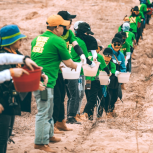 138 Timberland volunteers formed a human chain and bucket brigade to water 650 newly planted trees in Inner Mongolia’s Horqin Desert. Timberland and Green Network have planted 2.6 million trees in the Desert since 2001 to help return the area to the grassland it once was.